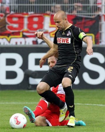 Die Szene vor dem 0:1: Björn Jopek foult Kölns Miso Brecko elfmeterreif. Thomas Bröker verwandelt dann sicher.