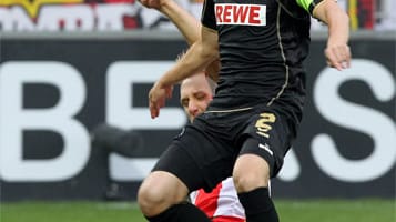 Die Szene vor dem 0:1: Björn Jopek foult Kölns Miso Brecko elfmeterreif. Thomas Bröker verwandelt dann sicher.