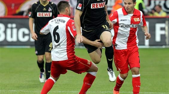 Torschütze Thomas Bröker (Mitte) setzt sich gleich gegen zwei Gegenspieler durch. Am Ende zieht der FC trotzdem den Kürzeren: Union dreht die Partei und gewinnt mit 2:1.