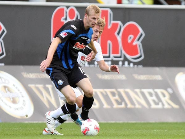 Paderborns Thomas Bertels (li.) behauptet den Ball gegen Sandhausens Jan Fießer.
