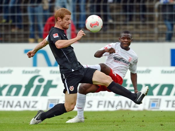 Der Cottbuser Uwe Möhrle (li). trennt Regensburgs Francky Sembolo im entscheidenden Moment vom Ball.