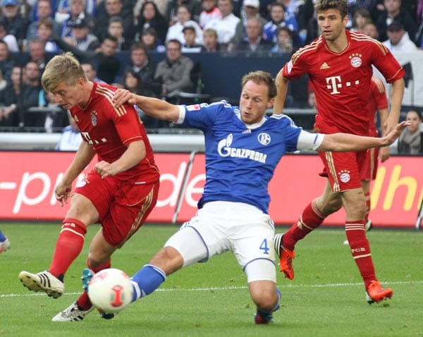 In der ersten Halbzeit neutralisieren sich beide Teams, in Hälfte zwei macht der FC Bayern dann ernst und siegt nach einem Doppelschlag von Toni Kroos (im Bild der Schuss zum 1:0) und Thomas Müller (in zuschauender Rolle ebenfalls im Bild) hochverdient mit 2:0.