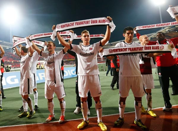 Die Hessen lassen sich aber auch von diesen personellen Rückschlägen nicht beeindrucken und feiern am Ende den vierten Sieg im vierten Spiel. Sie sind damit der beste Aufsteiger der Bundesliga-Geschichte und - zumindest für eine Nacht - Tabellenführer der Bundesliga.