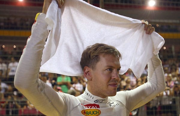 Das Nachtrennen in Singapur ist eines der heißesten in der Formel 1. Vor dem Grand Prix versucht Sebastian Vettel, sich mit einem Tuch etwas abzukühlen.