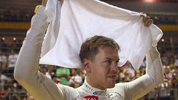 Das Nachtrennen in Singapur ist eines der heißesten in der Formel 1. Vor dem Grand Prix versucht Sebastian Vettel, sich mit einem Tuch etwas abzukühlen.