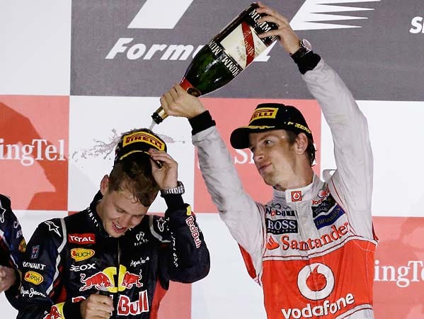 Vettel rückt auf Platz zwei in der Gesamtwertung vor und bekommt zur Belohnung eine Dusche von Jenson Button.
