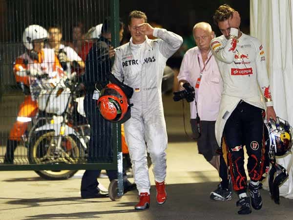 Michael Schumacher hat in Singapur kein Glück. Er fährt auf Jean-Eric Vergne (re.) auf und scheidet aus. Schuld ist vermutlich ein Bremsdefekt.