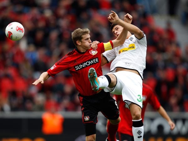 Im rheinischen Derby stehen sich Bayer Leverkusen mit Kapitän Lars Bender (li.) und Borussia Mönchengladbach mit Granit Xhaka gegenüber.