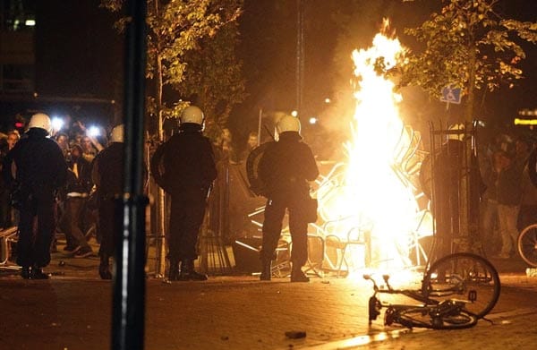 Randale bei einer Facebook-Party in den Niederlanden: Die Kleinstadt Haren gleicht einem Schlachtfeld. Polizisten stehen vor einer brennenden Barrikade, hinter der sich eine Masse von Jugendlichen verschanzt hat.