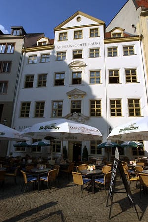 Die Frage, wo das älteste deutsche Kaffeehauses steht, ist nicht klar zu beantworten. So bezeichnet sich das Haus "Zum Arabischen Coffe Baum" in Leipzig als eines der ältesten kontinuierlich betriebene Café-Restaurants Europas. Eröffnet wurde das barocke Haus unter diesem Namen im Jahr 1720, allerdings soll der Vorläufer in städtischen Chroniken schon 1556 erwähnt worden sein.