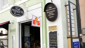 Auch das "Café Prinzess" in Regensburg nimmt den Titel als ältestes Kaffeehaus Deutschlands für sich in Anspruch – es besteht seit 1686 und belieferte unter anderem die Grafen von Thurn und Taxis. Dass hier die Kaffeekultur blühte, ist kein Wunder: Zum immerwährenden Reichstag des Heiligen Römischen Reiches Deutscher Nationen trafen sich Kurfürsten und Fürsten zur großen Politik im Hinterzimmer bei einer Kanne Kaffee.