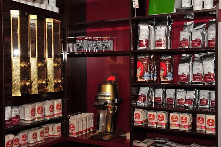 Kaffee Geschichte, Kaffeehäuser und Röstereien