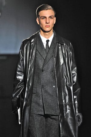 Jil Sander ist wie so oft Vorreiterin wenn es um Trends geht. Bei dem Designer-Label wird der Ledermantel zum eleganten Begleiter zum Business-Anzug.