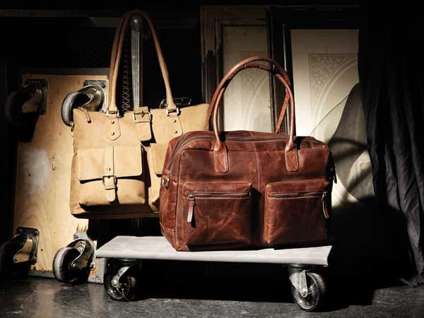 Damit Ihr Gepäck stets gut verpackt ist, steckt es in extra großen Ledertaschen und Weekendern (von Chesterfield Brand).