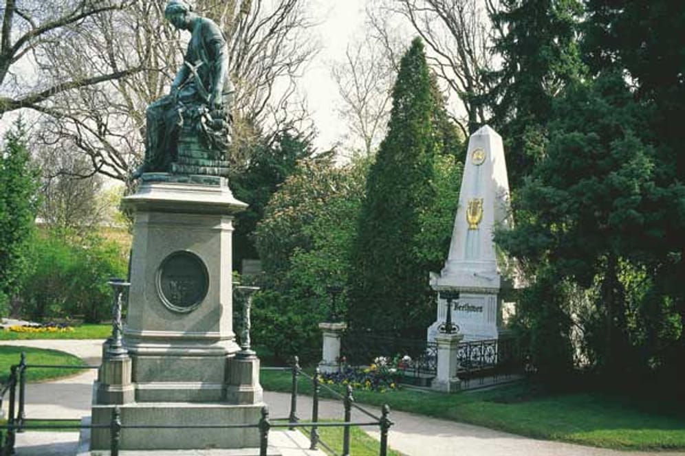 Der Zentralfriedhof zählt zu den Hauptsehenswürdigkeiten Wiens. Eine Reihe berühmter Persönlichkeiten ist dort begraben.