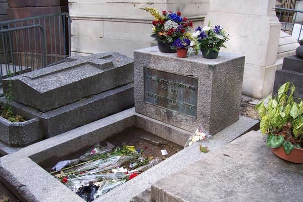 Einer der Stars des Pariser Friedhofs Père Lachaise ist Jim Morrison. Auch mehr als 40 Jahre nach dem Tod des Doors-Frontsängers ist sein schlichtes Grab, das eine altgriechische Inschrift trägt, mit Blumen geschmückt.