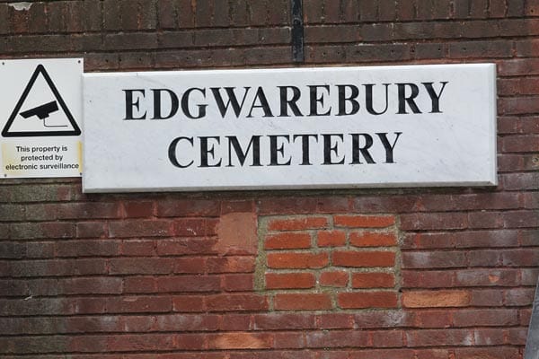 Die Sängerin Amy Winehouse starb ebenfalls im Alter von 27 Jahren. Erst vor kurzem wurde ihre Asche auf dem Edgwarebury-Friedhof in Edgware nördlich von London beigesetzt. Ihr Grab ziert laut der britischen Boulevardzeitung "Sun" ein schwarzer Grabstein mit pinker Schrift und einem Singvogel.