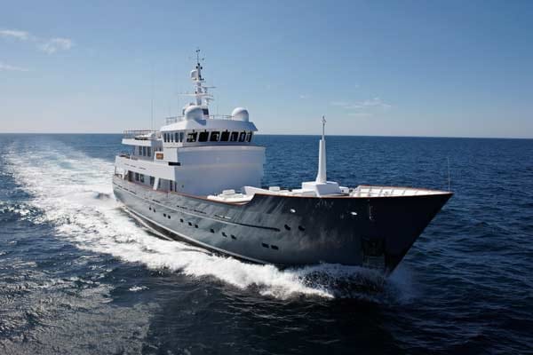 Die Luxus-Jacht Axantha II hat eine Länge von 43 Metern und bietet Platz für elf Passagiere plus acht Crew-Mitglieder.
