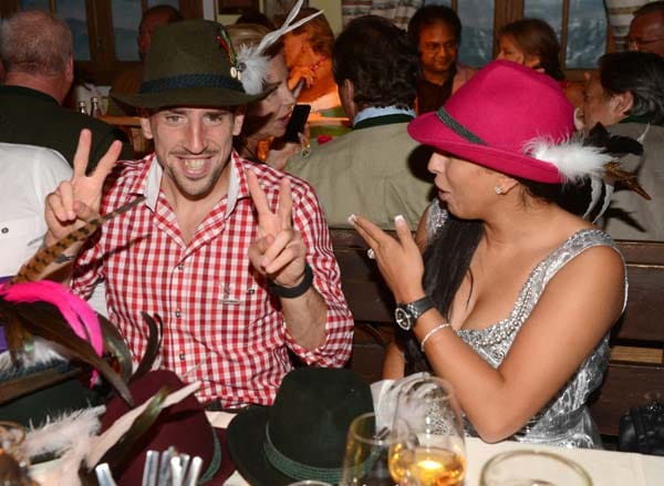Bayern-München-Star Franck Ribéry und seine Gattin Wahiba hatten sichtlich Spaß daran, verschiedene Hüte auszuprobieren.