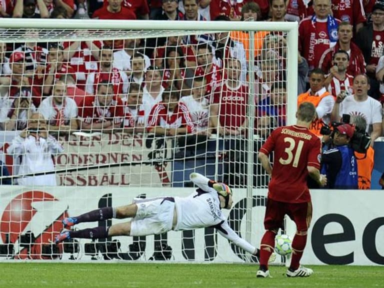 Im "Finale dahoam" 2012 trifft der FC Chelsea auf den FC Bayern München: Im Elfmeterschießen wird Bastian Schweinsteiger zur tragischen Figur. Sein Schuss klatscht an den pfosten, die Londoner stemmen in München den Pokal in die Höhe.