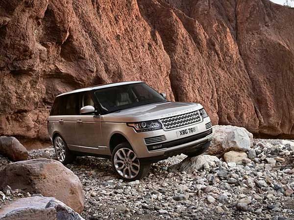 Eine Bodenfreiheit von über 30 Zentimetern und eine Wattiefe von 90 Zentimetern versprechen Geländegängigkeit, zudem kann der Range Rover bis zu 3,5 Tonnen Anhängelast ziehen.