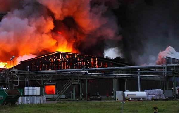 Die betroffene Lagerhalle ist über 100 Meter lang und brennt in voller Ausdehnung. Im Stadtgebiet Duisburg-Mündelheim werden Bewohner über Sirenenalarm und Radiodurchsagen vor dem Rauch gewarnt. Die betroffene Lagerhalle ist über 100 Meter lang und brennt in voller Ausdehnung. Im Stadtgebiet Duisburg-Mündelheim werden Bewohner über Sirenenalarm und Radiodurchsagen vor dem Rauch gewarnt.