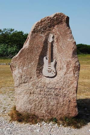Jimi Hendrix ist unweit von Seattle auf dem Greenwood Cemetery beigesetzt. Sein letztes Konzert spielte Hendrix übrigens auf der Ostseeinsel Fehmarn: Ein Gedenkstein mit Gitarre in der Nähe des Campingplatzes Flügger Strand erinnert an das "Love-and-Peace-Festival" im September 1970.