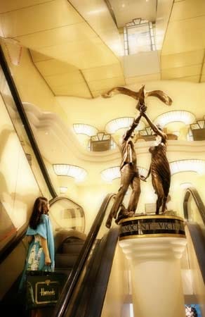 In London selbst wird im Untergeschoss des Nobel-Kaufhauses Harrods an Diana und ihren Begleiter Dodi Al-Fayed, Sohn des ehemaligen Harrods-Eigentümers, erinnert - mit einem Gedenkschrein und einer lebensgroßen Statue, die das Paar tanzend darstellt.