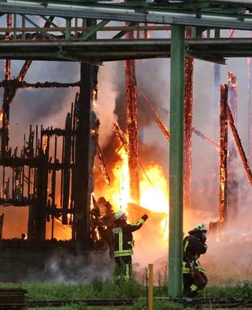 Mehr als 120 Feuerwehrleute aus Krefeld und Duisburg sind bei dem Großbrand im Einsatz. Mehr als 120 Feuerwehrleute aus Krefeld und Duisburg sind bei dem Großbrand im Einsatz.