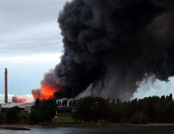 In Krefeld geht am Morgen die Lagerhalle eines Düngemittelbetriebs in Flammen auf. Rasch steigt eine riesige Rauchwolke auf. In Krefeld geht am Morgen die Lagerhalle eines Düngemittelbetriebs in Flammen auf. Rasch steigt eine riesige Rauchwolke auf.