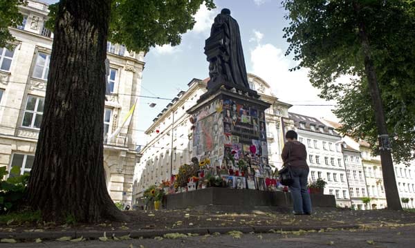 In München hat sich eine Bronzestatue auf dem Promenadeplatz zur Pilgerstätte entwickelt. Gegenüber von Jacksons Stamm-Suite im Hotel Bayerischer Hof steht ein Denkmal des Renaissance-Komponisten Orlando di Lasso.