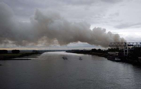 Der Großbrand behindert auch den Schiffsverkehr: Zwischen Düsseldorf-Wittlaer und Rheinberg-Orsoy sei der Rhein auf einer Länge von knapp 40 Kilometern gesperrt, teilte das Wasser- und Schifffahrtsamt Duisburg-Rhein mit. Der Großbrand behindert auch den Schiffsverkehr: Zwischen Düsseldorf-Wittlaer und Rheinberg-Orsoy sei der Rhein auf einer Länge von knapp 40 Kilometern gesperrt, teilte das Wasser- und Schifffahrtsamt Duisburg-Rhein mit.