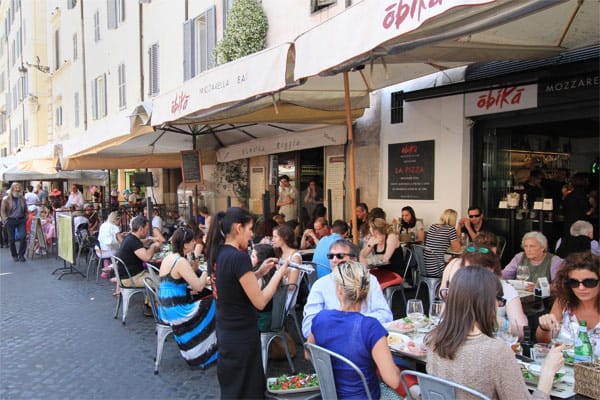 Durch die Fenster der Trattoria nebenan weht der würzige Duft von Spaghetti all'Amatriciana auf die Piazza: Für Genießer ist Rom ein Fest für alle Sinne. Durch die Fenster der Trattoria nebenan weht der würzige Duft von Spaghetti all'Amatriciana auf die Piazza: Für Genießer ist Rom ein Fest für alle Sinne.