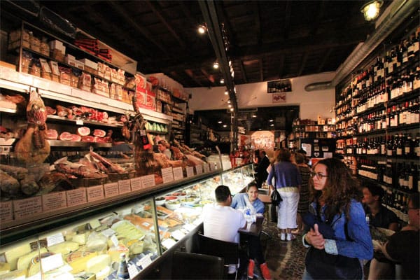 Mischung aus Feinkostladen, Weinhandlung und Restaurant: die "Salumeria Roscioli". Mischung aus Feinkostladen, Weinhandlung und Restaurant: die "Salumeria Roscioli".