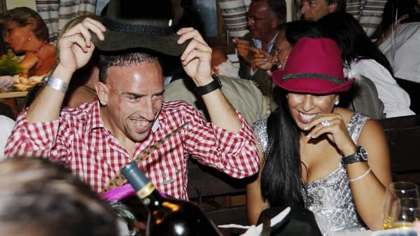 Während seine Mannschaftskollegen auf Schalke um Punkte kämpfen, kuriert der zurückgelassene Franck Ribéry seine leichte Verletzung mit Lederhosen und Seppelhut auf dem Oktoberfest aus. An seiner Seite: Frau Wahiba.