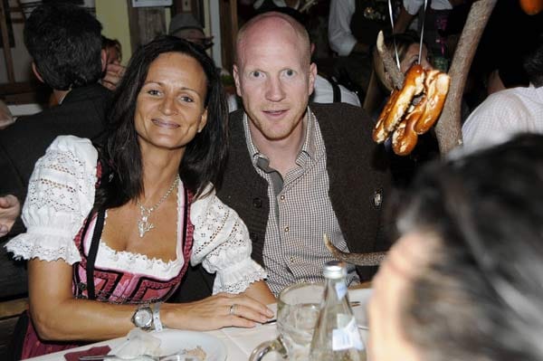Auch FCB-Sportdirektor Matthias Sammer genießt die bayrische Bierzeltkultur. Neben seiner Frau Karin wirkt der sonst so forsch auftretende Ex-Nationalspieler geradezu blass.