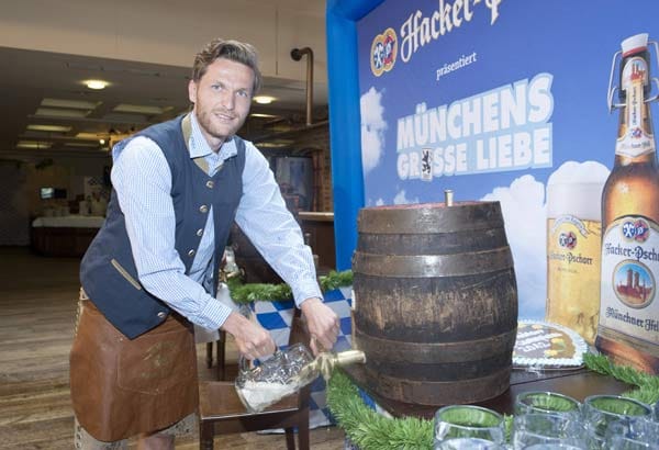 Auch Münchens Zweitligist 1860 München ist selbstverständlich auf dem Oktoberfest vertreten. Löwen-Stürmer und Ex-Nationalspieler Benny Lauth zapft sich eine Maß.