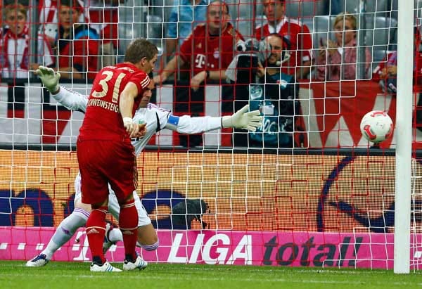 Parallel will der FC Bayern seinen Siegeszug in der Liga gegen Wolfsburg fortsetzen. Und der Rekordmeister legt los wie die Feuerwehr, trifft aber das Tor nicht. Hier setzt Bastian Schweinsteiger den Ball aus wenigen Metern an den Pfosten.