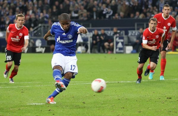 Den ersten Treffer des Spieltags erzielen bis dato schwache Schalker in der 21. Minute. Jefferson Farfan verwandelt einen zumindest diskussionswürdigen Strafstoß gegen Mainz 05 und beendet somit die Elfer-Krise der deutschen Klubs.