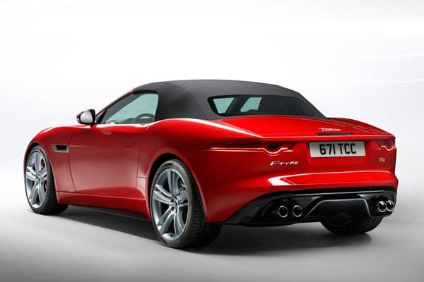 Der knapp 4,50 lange Roadster kommt mit klassischen Proportionen und einem klassischen Stoffdach. Der knapp 4,50 lange Roadster kommt mit klassischen Proportionen und einem klassischen Stoffdach.