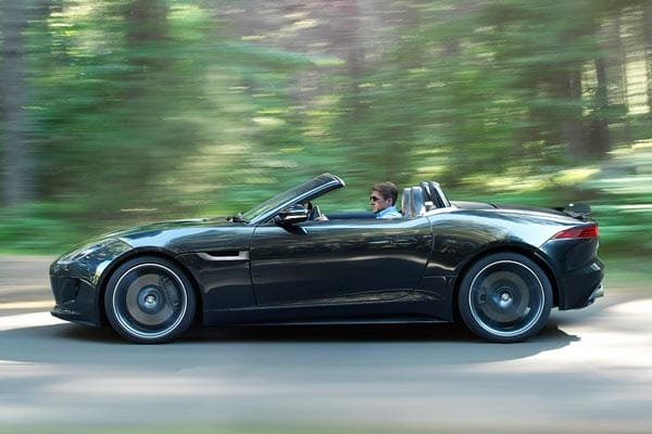 Der F-Type kommt mit klassischen Proportionen und erinnert in Details an den E-Type, verzichtet aber auf Retro-Elemente.