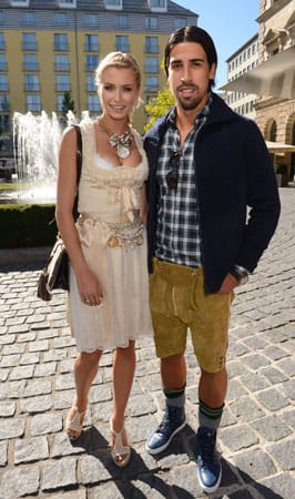 Am 24. September spielte er noch für Real Madrid, am Tag darauf war er schon zum Oktoberfest in München: Sami Khedira mit seiner damaligen Freundin Lena Gercke.
