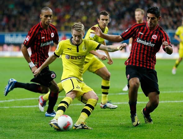 Das Spiel des Tages findet fraglos in Frankfurt statt. Bis zur Pause bringen Lukas Piszczek und Marco Reus (am Ball) den Meister aus Dortmund mit 2:0 in Front.