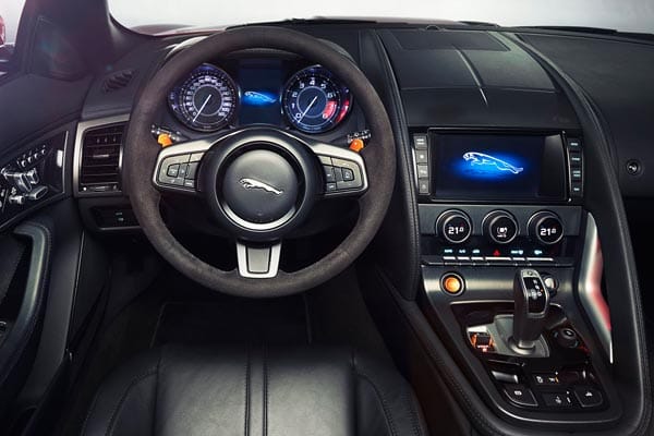 Das aufgeräumte und sportliche Cockpit ist eine leicht abgewandelte Version des aktuellen Jaguar-Layouts.