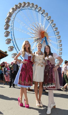 Die einstige GNTM-Siegerin Lena posierte mit Dana Schweiger (re.) und Modelkollegin Rosanna Davison vor dem Riesenrad.