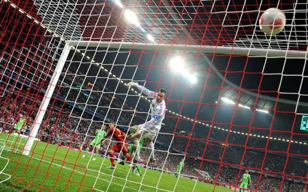 Deutlich entspannter geht es dagegen beim FC Bayern zu. Hier erzielt Mario Mandzukic das zwischenzeitliche 2:0, am Ende heißt es 3:0. Mandzukic lässt sich bei LIGA total! anschließend zu der Aussage hinreißen: "Ich genieße jeden Tag in dieser Mannschaft!"