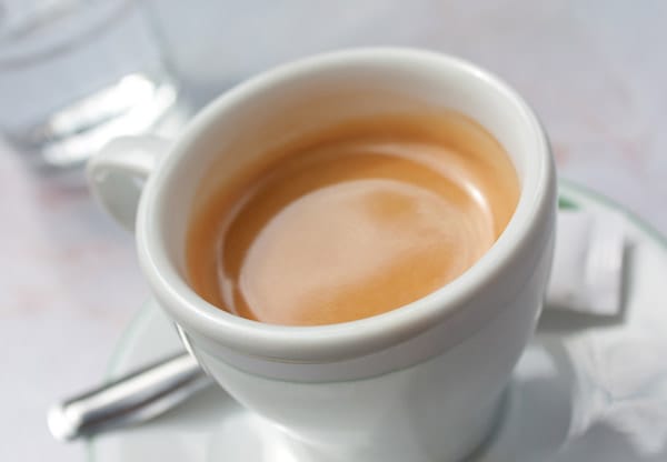 La mano: Sie steht für die Umsetzung der "fünf M’s" in der italienischen Kaffeekultur. Dazu gehört auch die dickwandige Porzellantasse, die die Wärme speichert – niemals fließt ein Caffè in eine Tasse, die nicht vorgewärmt ist! Servieren sollte man den Espresso prinzipiell mit einem Glas Wasser, um den Gaumen vorzubereiten.
