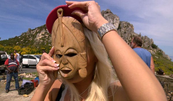 Katzenberger auf dem Kultur-Trip: Bei ihrer Tour durch Kapstadt 2012 setzte sich die Kult-Blondine eine Holzmaske auf.