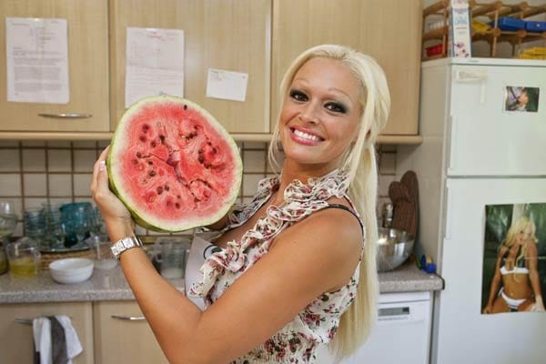 Daniela Katzenberger kocht beim perfekten Promi-Dinner mit schönen Melonen.
