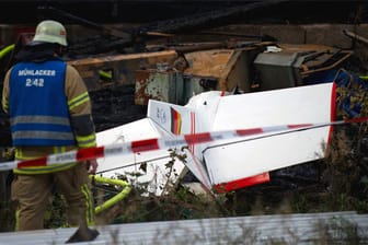 Bei einem Flugzeugabsturz im baden-württembergischen Mühlacker bei Pforzheim sterben zwei Menschen. Die Ursache ist noch unklar.